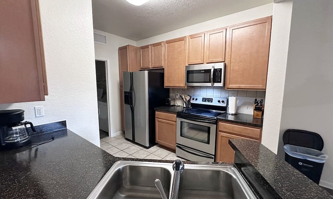 Sanford Apartment | Luxury Sanford FL Apt w/ Private Garage, Pool access, W/D in unit, Patio