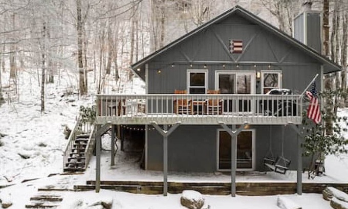 Beech Mountain Cabin | Renovated 4BR Cabin-1/4 Mi to Slopes, Pet-Friendly