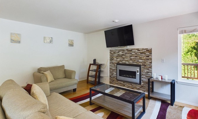 Kent House | Huge Kent 5BR w/ Free Parking & In-Unit Laundry, by Blueground