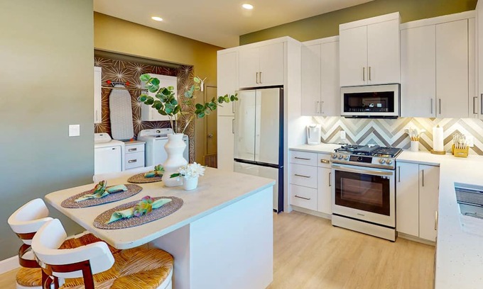 Del Mar Condo | 2nd-floor apartment, streaming, courtyard, beautiful views, AC