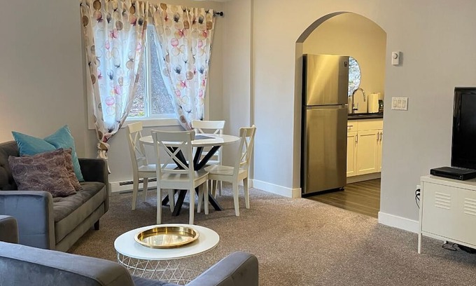 Clearwater Apartment | Stoneshire Basalt Suite for 4, walking distance to waterfalls & Dutch Lake
