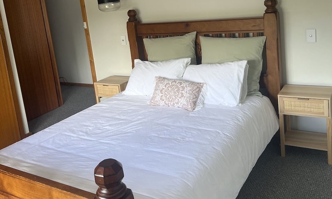 Port Lincoln House | Family, Pet Friendly House in central location with enclosed yard.