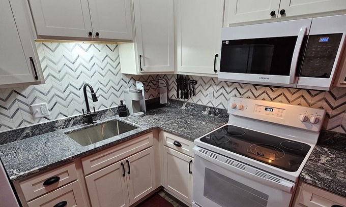 Holly Apartment | The Caboose - Cozy space, steps from downtown
