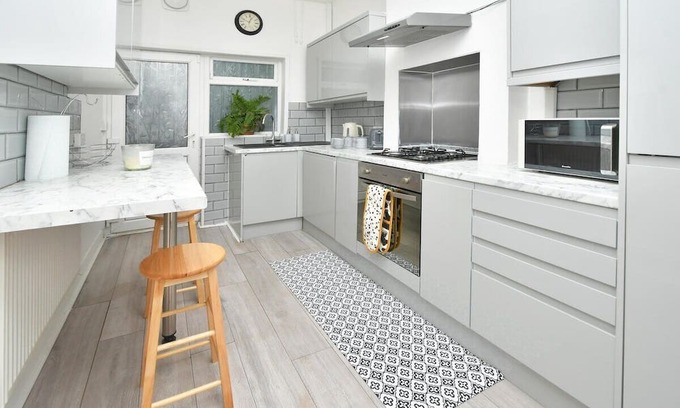 Stoke-on-Trent House | Superb Autumn Stay at Stylish Home in the City