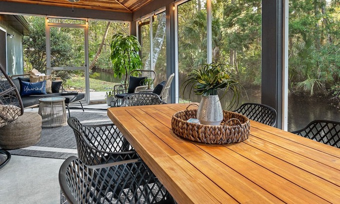 Homosassa House | Waterfront Screen Porch with kayaks to experience the peaceful Halls River!