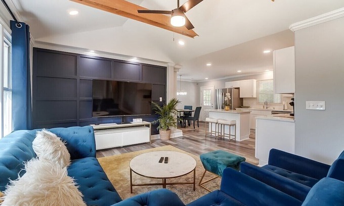 Starmount House | Sleek FunHouse w/ Hot Tub + Mini-Golf | King Suite