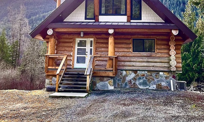 Sunshine Valley Cabin | Log cabin retreat, in beautiful Sunshine Valley, minutes from Manning Park.