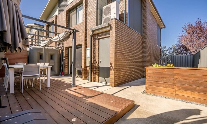 Queanbeyan East House | 2-Storey Townhouse in the heart of Queanbeyan