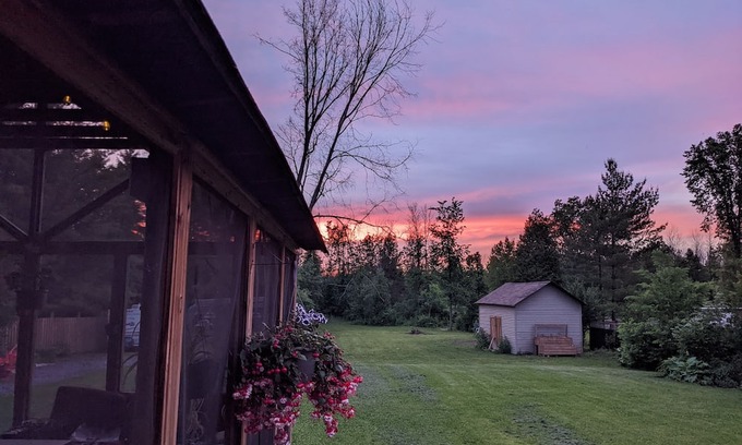 South Dundas House | Quiet home w/ hot tub. Close to Seaway, nature trails & beach. Pets ok, W/D