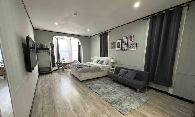 Graduate Hospital Apartment | Charming Oasis in the Heart of the City - Your Home Away from Home!