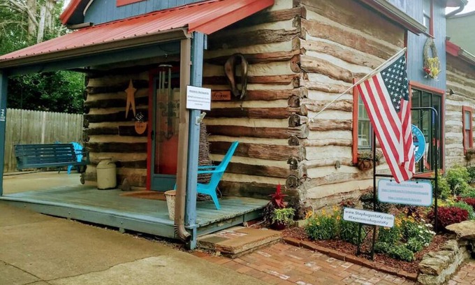 Maysville Cabin | Del's Cabin - Lazy Getaways