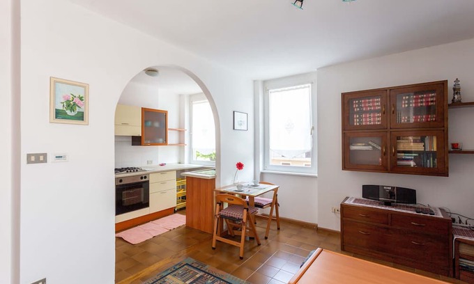 San Cristoforo Apartment | Apartment 'More A Due Passi Dal Lago' with Mountain View and Balcony