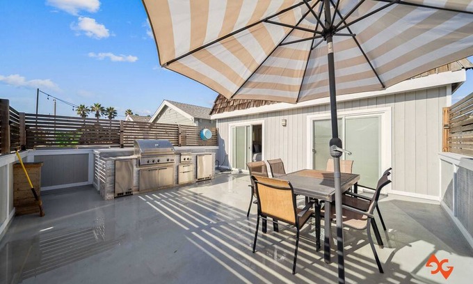 Newport Shores House | Remodeled Beachy Bungalow 500 Feet from the Sand