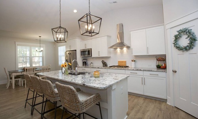 Aberdeen House | Sleeps 8! on Highway 5