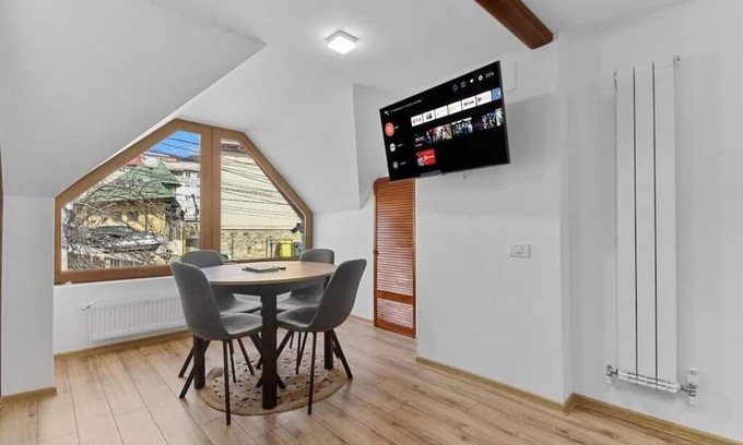 Sinaia Apartment | Hytta Apartment in Sinaia with Garden