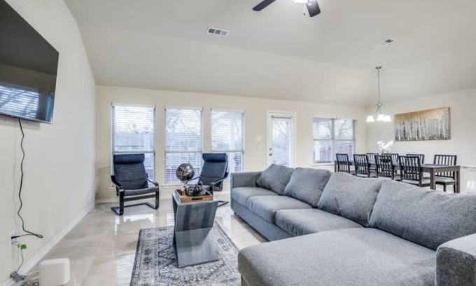 Grand Prairie House | Perfect for families Mins Away from AT&T Stadium, Globe life Field , and 6 Flags