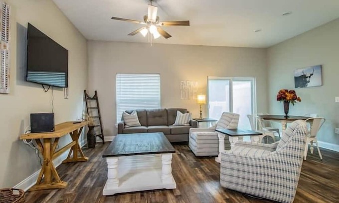 Bartow Apartment | 3 Bedroom 717811 by Houzlet