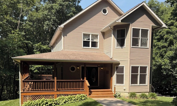 Viewtown House | Surrounded by majestic trees Hilltop Hideaway is located within the woodlands.