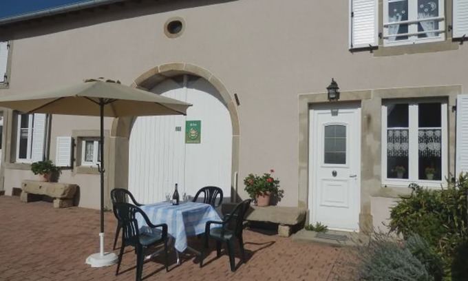 Lironcourt House | Gîte de Charme avec Terrasse près de Bourbonne-les-Bains, 2 chambres, poêle à bois, Wifi inclus -