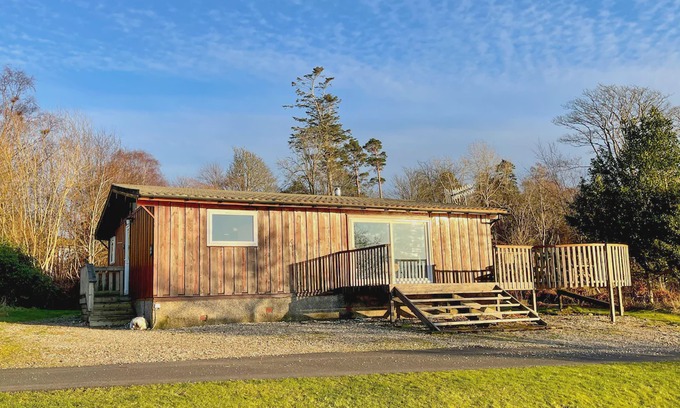 Tighnabruaich Ski Chalet | Cockleshell Lodge located at the waters edge near Otter Ferry-Pet friendly