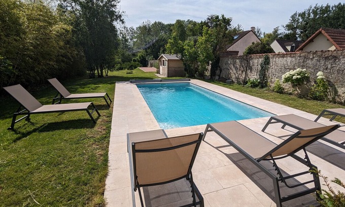Aulnay-la-Riviere House | Maison familiale avec piscine privée chauffée, près de Pithiviers et Fontainebleau, à 1h30 de Paris