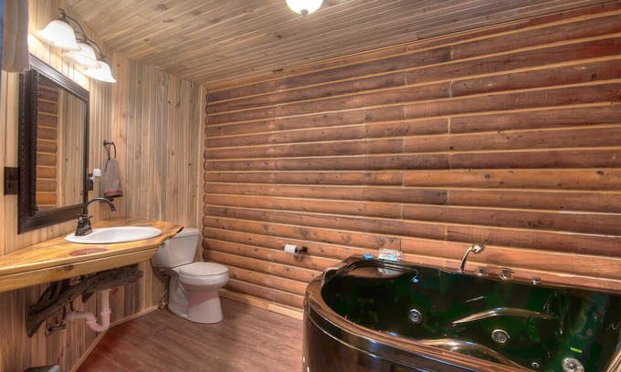 Weston Cabin | Hummingbird log cabin with private jacuzzi