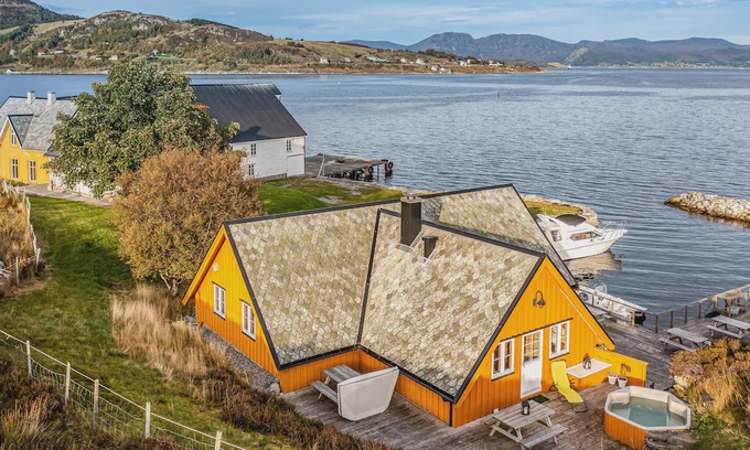 Sande House | Beach Front Home In Kvamsøy