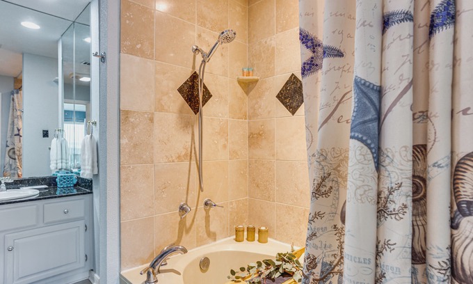 Seven Coves Apartment | Resort-Style Lake Conroe Retreat with Balcony and View