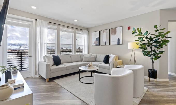 Sparks Apartment | Designer Apt. with Jacuzzi. Walk To Casino & iMax