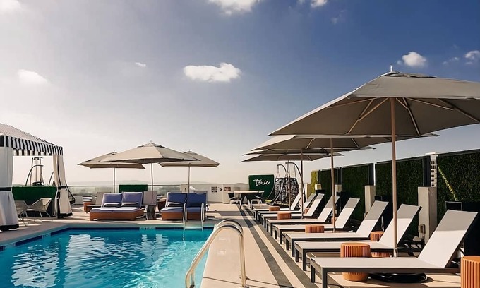 Norma Triangle House | Spacious Unit Close to Sunset Deli ! Pet-Friendly, Rooftop Poolside Bar