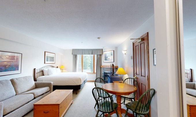 Sun Peaks Hotel | Hearthstone Lodge #309