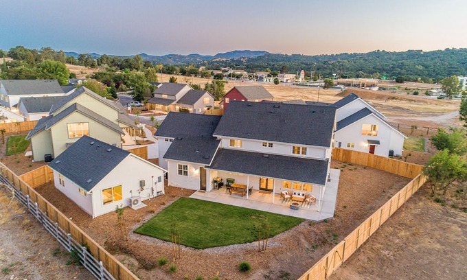Atascadero House | Mirasol Manor -sleeps up to 14! Minutes to Paso + SLO