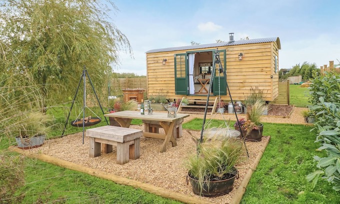 Redmile Cottage | Poppie's Shepherd Hut - UK50227