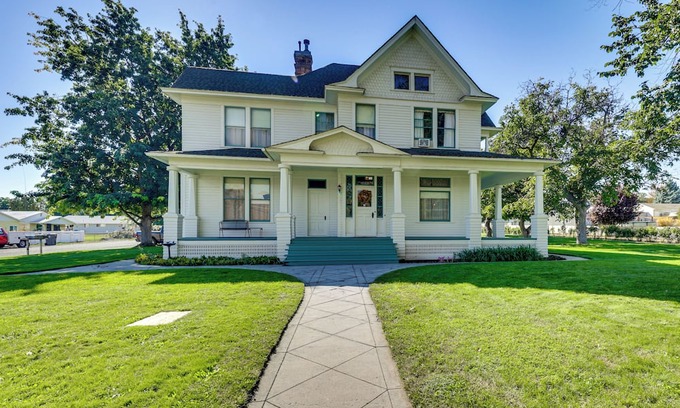 West Clarkston-Highland House | 2 Mi to River: Historic Clarkston Home w/ Views!