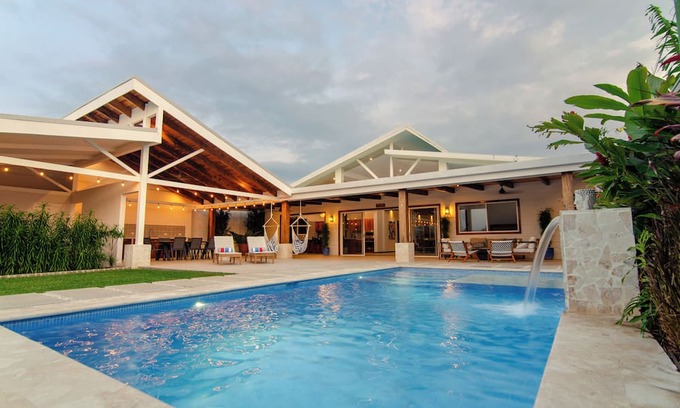 Atenas House | Villa Tranquila-new 4-bedroom home in Atenas, with views and pool!