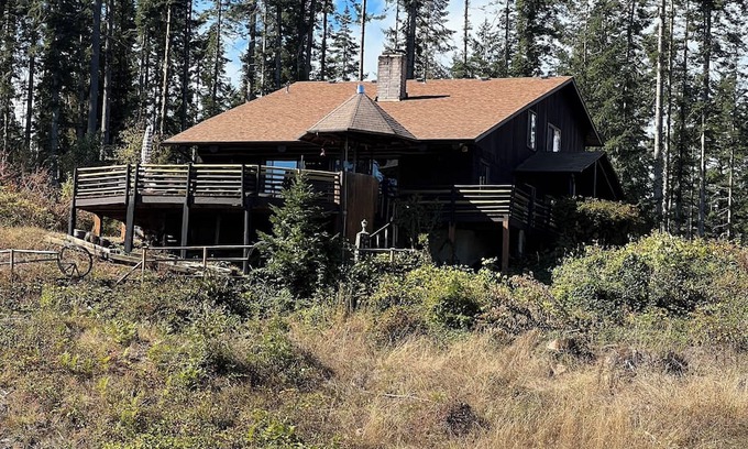 Alvadore Cabin | Cabin Retreat-nearUO-Arpt-Vineyards-slps 1-16-Events ok with prior-PETSTAYFREE