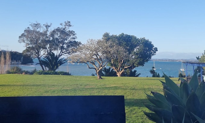 Whitford Cottage | ​Romantic Seaside Cottage: Country Calm, City Close, Retreat