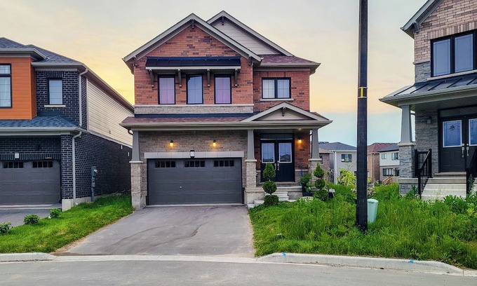 Caledonia House | Entire 4 bedroom Luxury house in Caledonia/Haldimand Very Close to Hamilton.