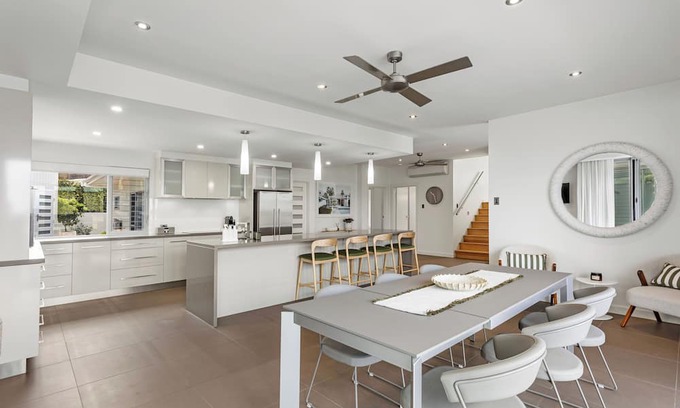 Port Lincoln House | Pearl On Calais