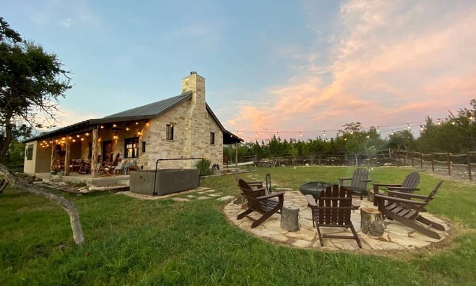 Fredericksburg Cabin | Vacation Cabin Rental with Hot Tub and Fire Pit in Fredericksburg, Texas