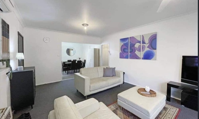 Benalla West House | Charming 3 Bedroom Railway Cottage