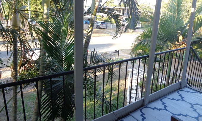 Wulguru Apartment | 3 bedroom app with aircon in living area