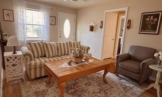 Balch Springs House | Cozy Cottage | 3 BR/2 BA -15 min Downtown Dallas