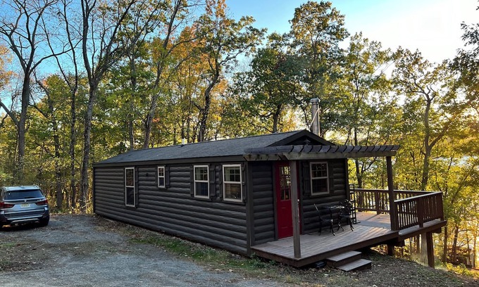 Burdett Cottage | Cliff’s Edge Cottage Lakeview - Tranquil 2 Acre Escape Overlooking Seneca Lake