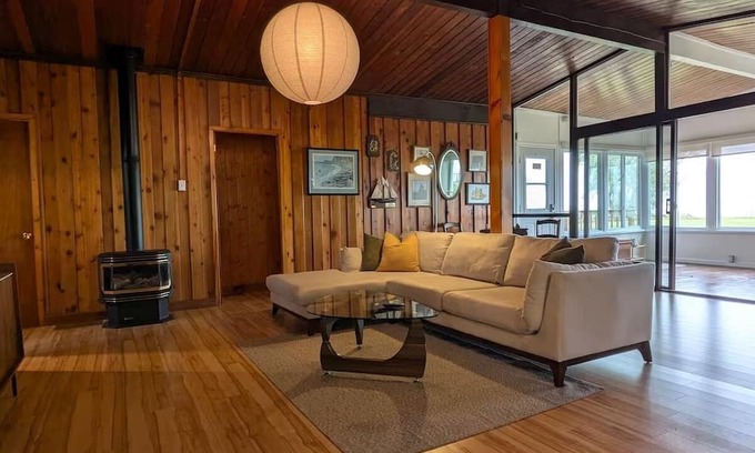 Leamington Cottage | Cozy Waterfront Cottage – Fishing, Firepit, Wineries, Birdwatching & Views