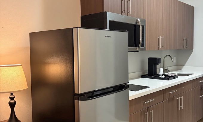 Sulphur House | Charming hotel in Sulphur - Double Queen Bedroom with Kitchen