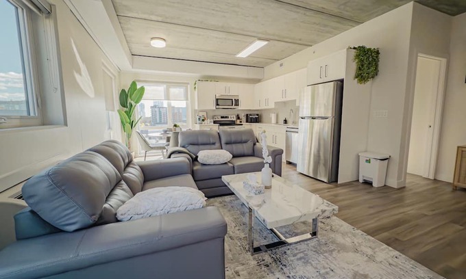 North Central Edmonton Apartment | Downtown 2BR Rogers w/parking/Gym/Patio/Ac