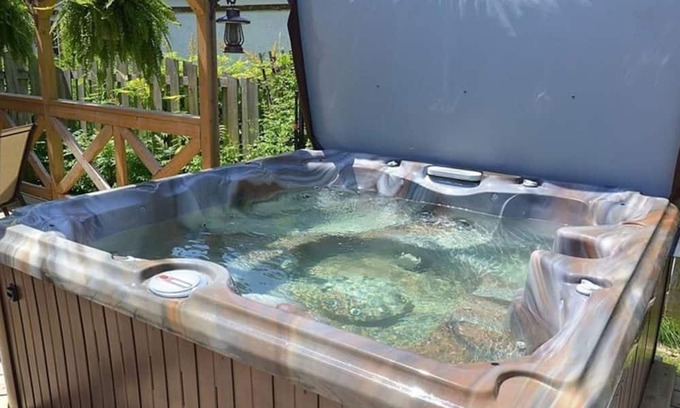 Selkirk Cottage | The Lake Erie Retreat | Hot Tub, Fire Pit & Beach Views on Lake Erie