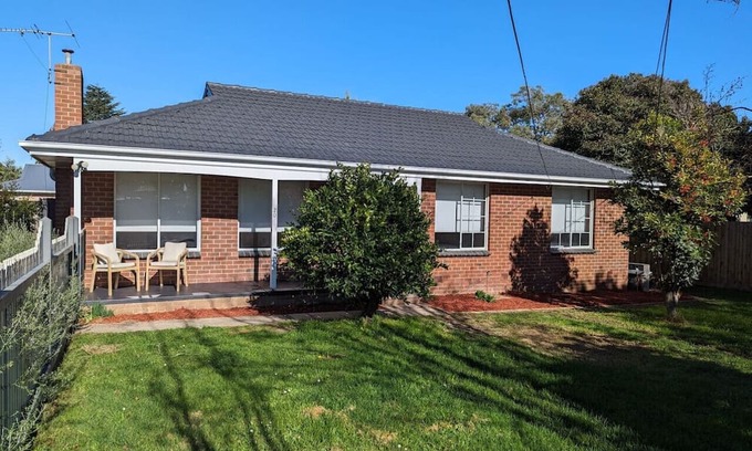 Croydon House | Gwendoline Cottage, Pets, Main St. Station