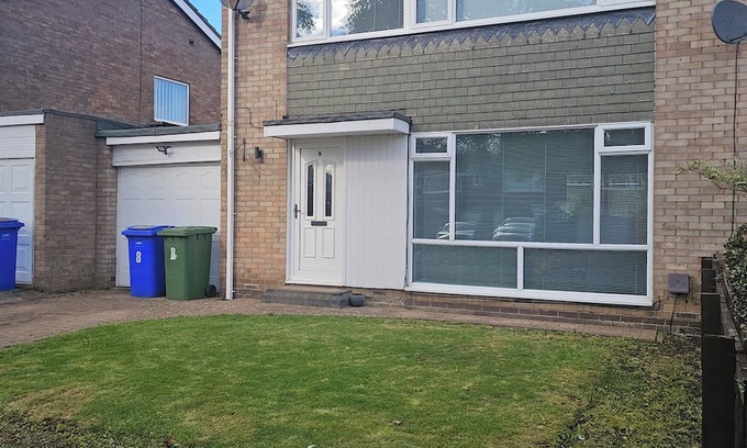 Cramlington House | Spacious Cramlington Home for families and workers